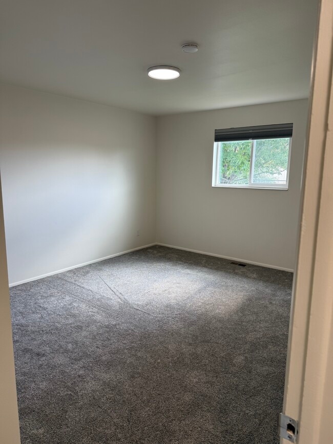 Alfombras nuevas (dormitorio principal) - 466 E 13800 S