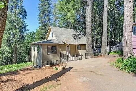 Building Photo - Charming 2/1 home nestled amongst the trees!