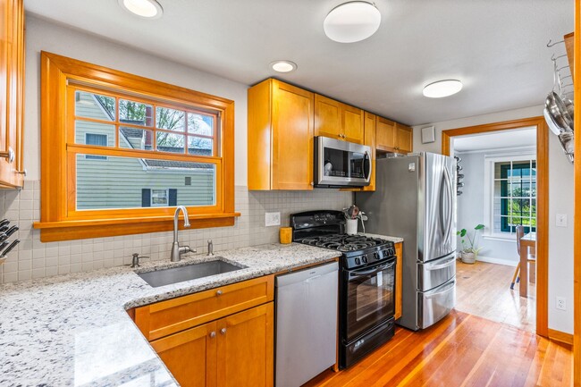 Building Photo - Spacious 4 Bedroom Home with Stunning Land...