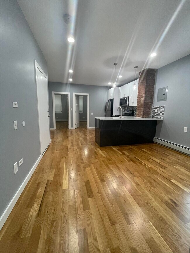 Building Photo - 250 Custer Ave