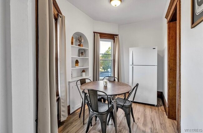 Foto del edificio - 417 W Delavan Ave