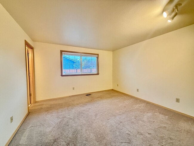 Foto del edificio - Sunny Rambler on Corner Lot with Large Fenced Yard & Deck