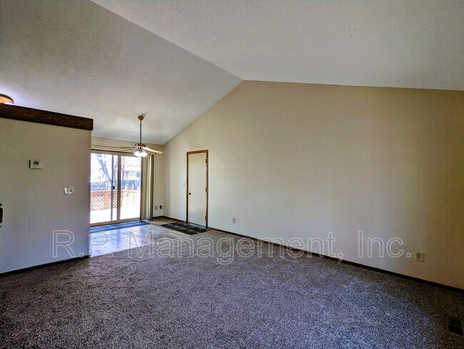 Foto del edificio - 9203 Ranchview Ln N