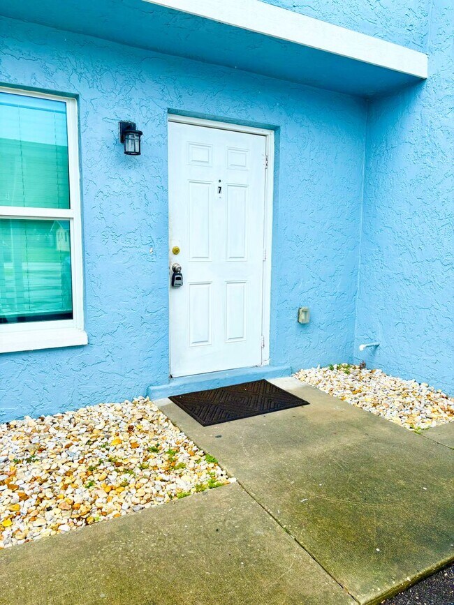 Building Photo - Stunningly Remodeled 2-Bed, 1.5-bath, with...