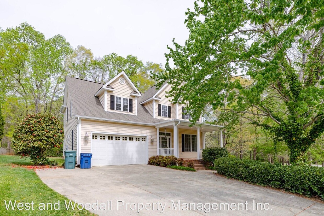 Primary Photo - 3 br, 2.5 bath House - 1009 E. Oak Drive