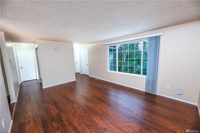 Building Photo - Very Nice Rambler In Quiet Cul de sac with Garage