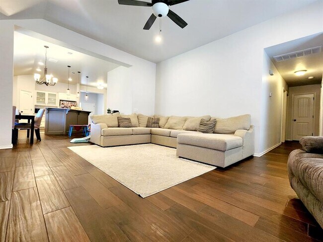 Building Photo - 18600 Luna Dr