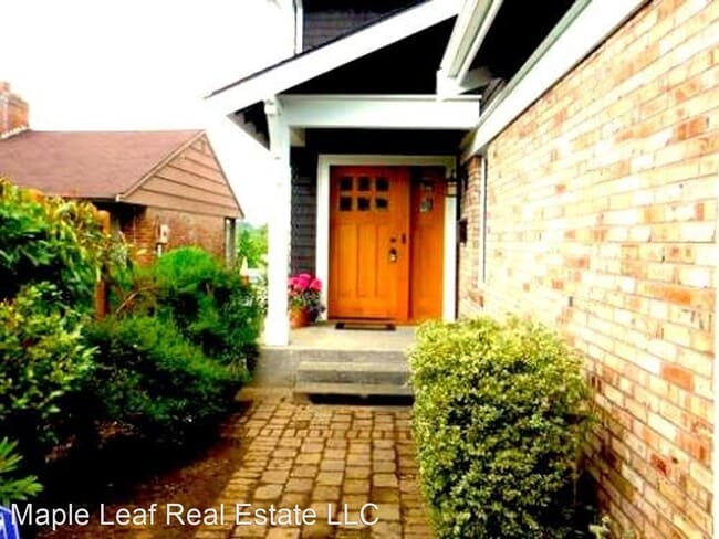 Building Photo - 4 br, 3.5 bath House - 6010 NE 61st St