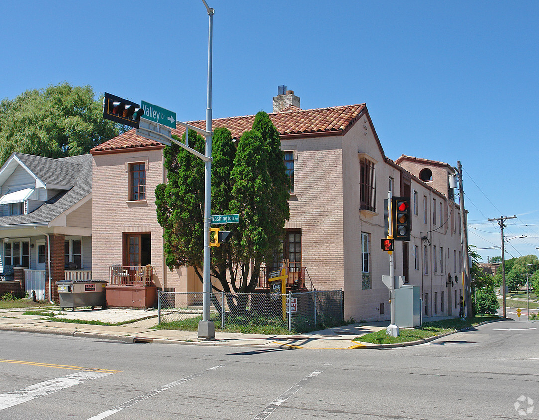 Primary Photo - 1900 Washington Ave