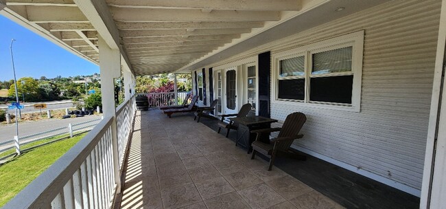 Building Photo - Beautiful Cozy 2 Bedroom 1 Bath in Duplex ...