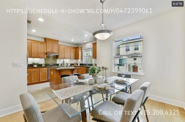 Foto del edificio - Modern 3-Bed, 3.5-Bath Townhome in Prime S...