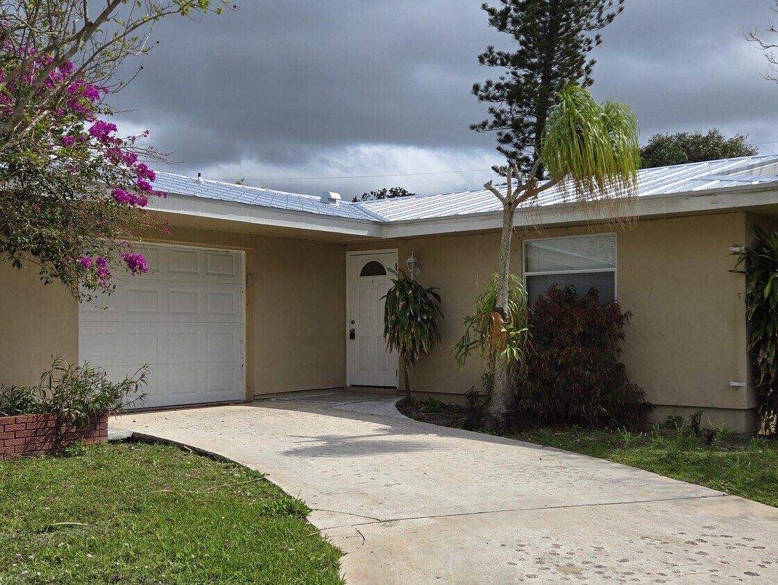 Primary Photo - 750 Altura St
