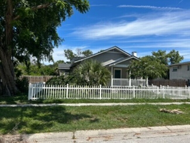 Foto del edificio - Well maintained 3/2 centrally located and available now!
