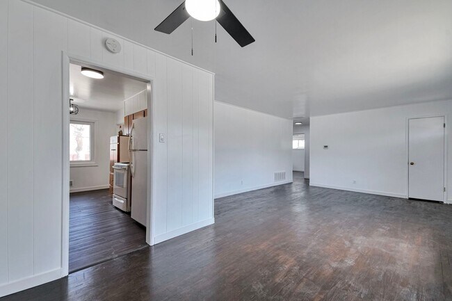 Building Photo - 5718 Iris St