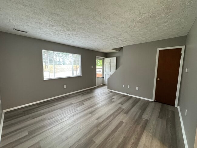 Building Photo - 5031 W Pea Ridge Rd