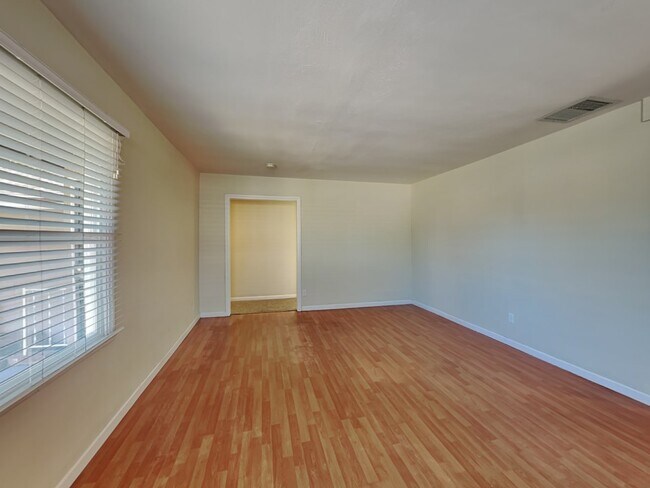 Building Photo - 1256 W 27th St