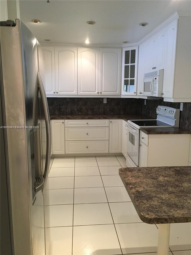 Building Photo - 251 Crandon Blvd
