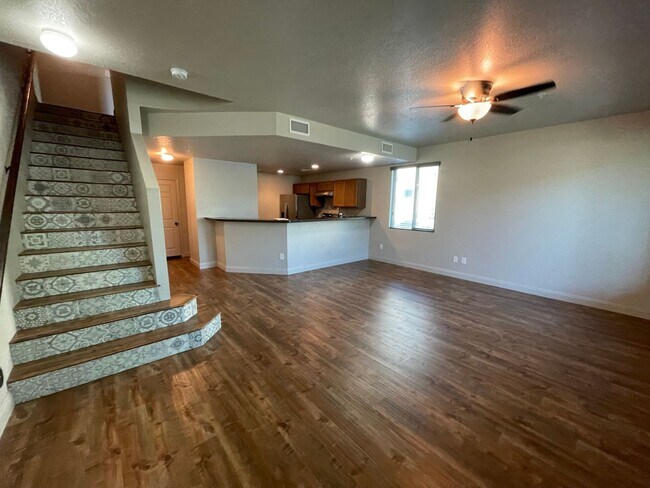 Foto del edificio - LUXURY EL DORADO END UNIT FOR RENT!