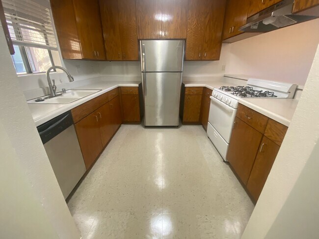 Foto del edificio - 1069 Raymond Ave