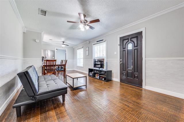 Foto del edificio - 1407 N Denton Dr