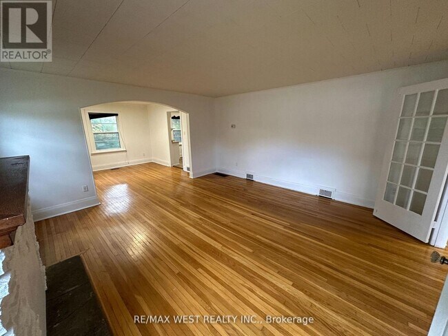 Photo du bâtiment - 8186 Islington Ave
