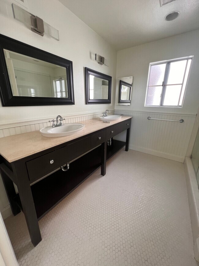 Master Bath with dual vanity - 415 Narcissus Ave