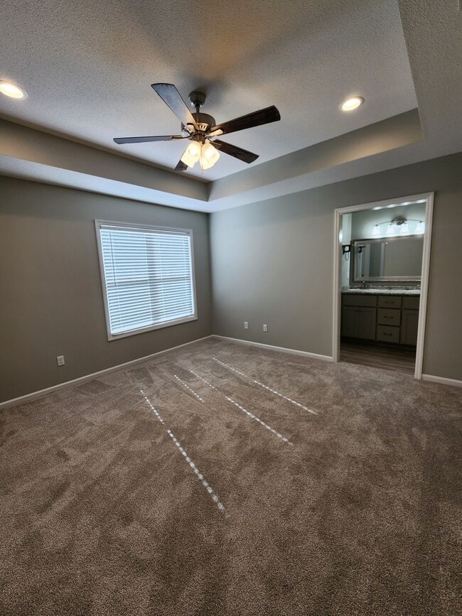 Building Photo - Move-in Spacious & Inviting 3-Bedroom Home with Fenced Yard, Open Layout & Modern Touches in Vald...