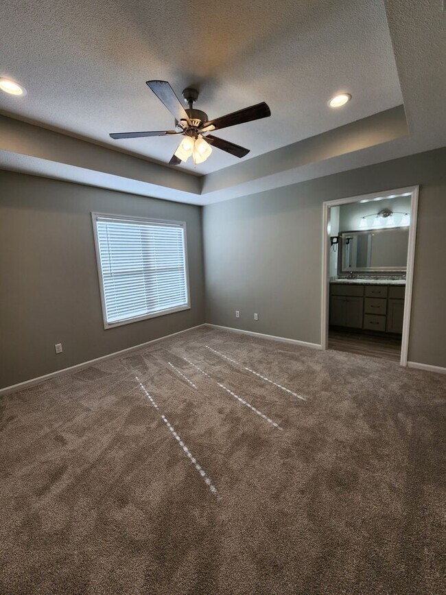 Foto del edificio - Move-in Spacious & Inviting 3-Bedroom Home with Fenced Yard, Open Layout & Modern Touches in Vald...