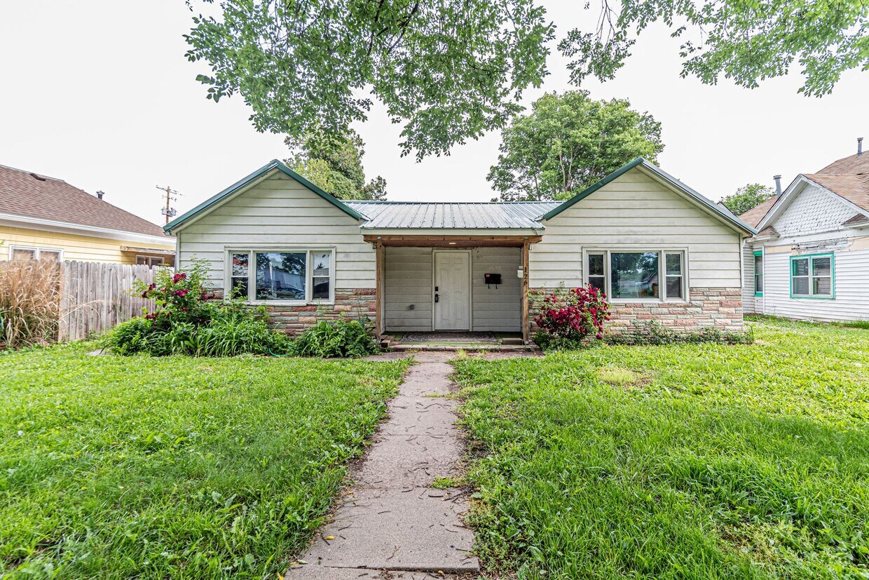 Primary Photo - Shop and carport!