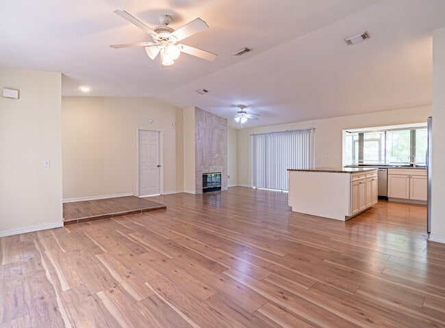 Building Photo - 607 SW Lucero Dr