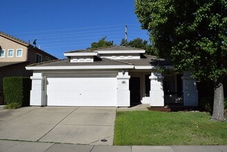 Building Photo - 104 Hibiscus Ct