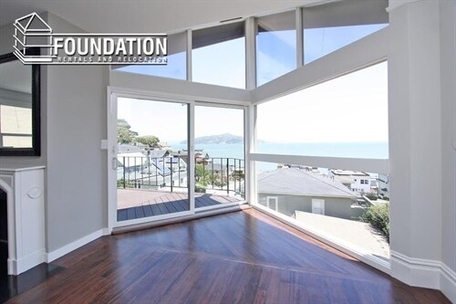 Building Photo - Beautiful 2BR/2BA Top Floor Flat!  Views o...