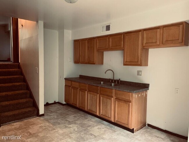 Building Photo - 3 br, 1.5 bath Condo - 8884j n 95th st