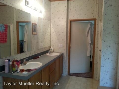 Foto del edificio - 766 Trinkaloe Rd