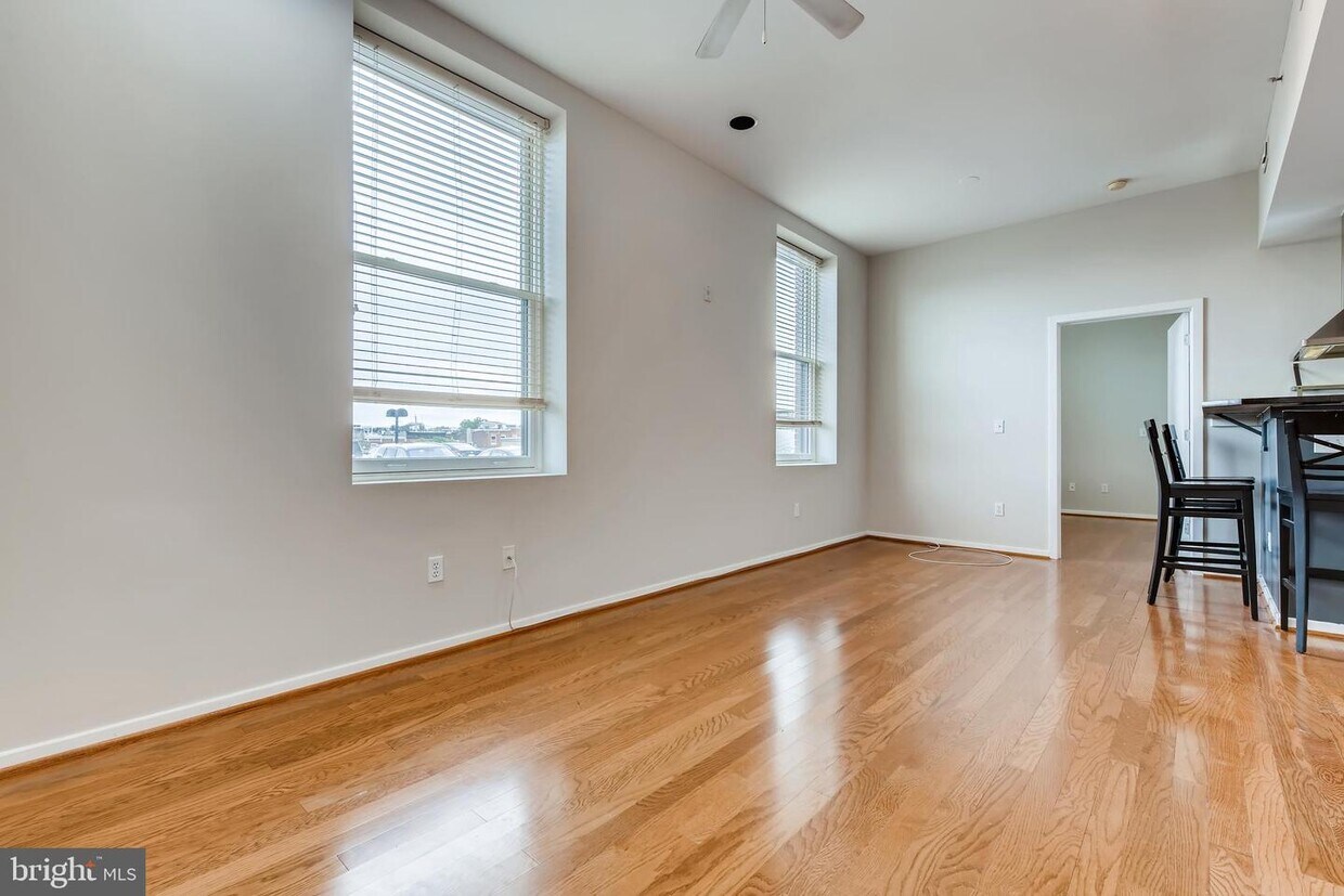Primary Photo - 1211 Light St