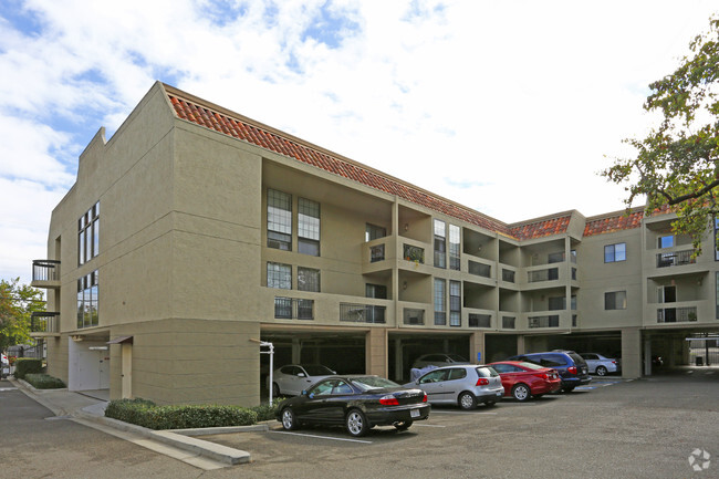 Courtyard view of Main Apartment Building comprised of 30 traditional apartment flatsPhoto - Lincoln Park Apartments