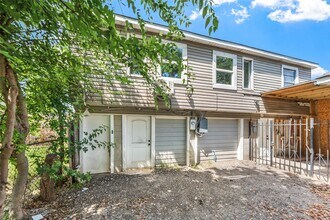 Building Photo - 213 Caplin St
