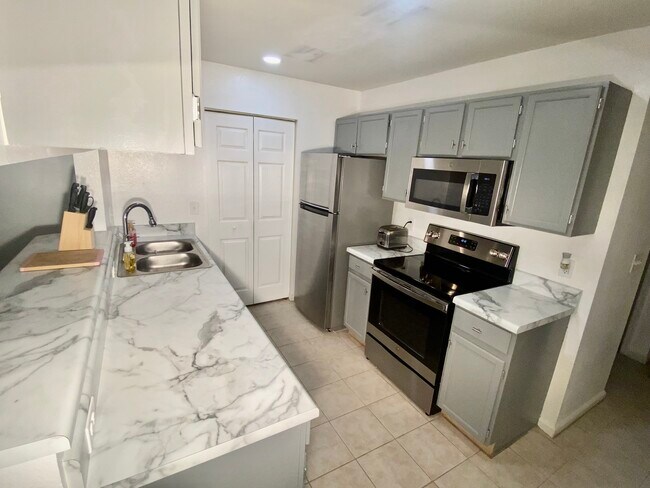 Foto del edificio - 2195 Timberwood Cir N