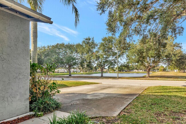 Foto del edificio - 3 BEDROOM 2 BATHROOM POOL HOME LOCATED IN ST. PETERSBURG