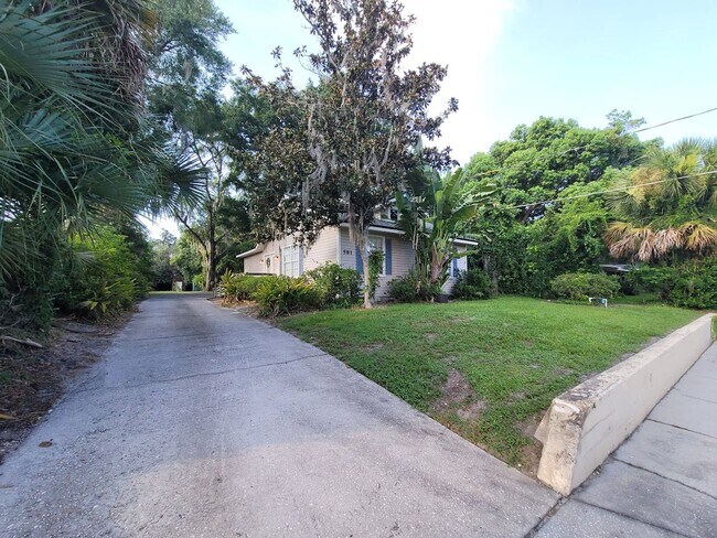 Foto del edificio - Quaint 2/1 home with plenty of yard, deck ...