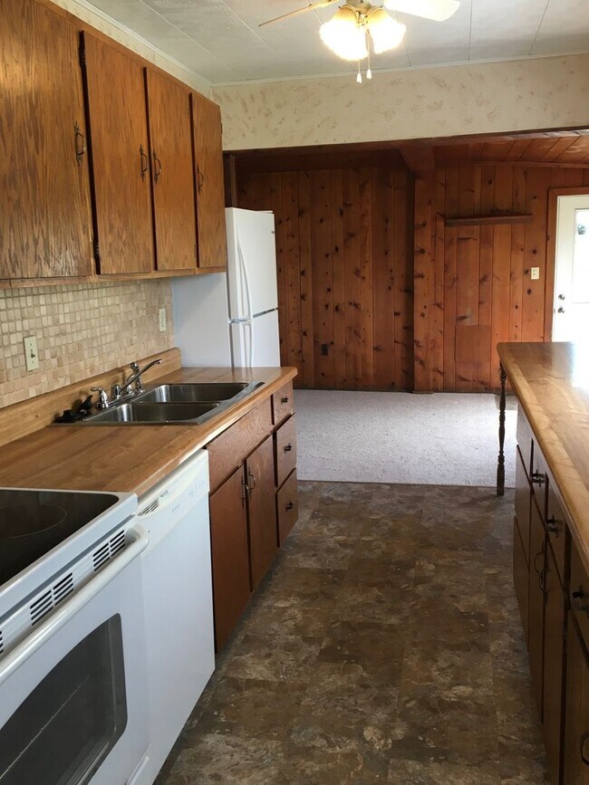 Building Photo - 3 bedroom/1.5 bath home in Devola