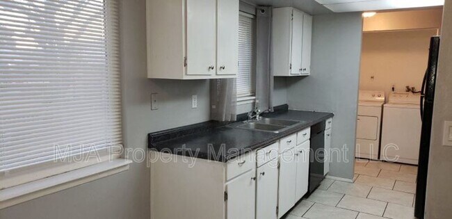 Building Photo - 4055 Paskay Dr