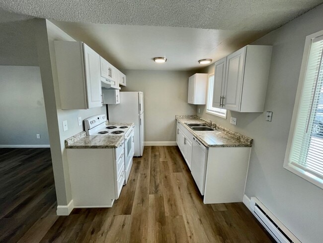 Building Photo - Beautifully Remodeled Ground-Level 2-Bedroom!