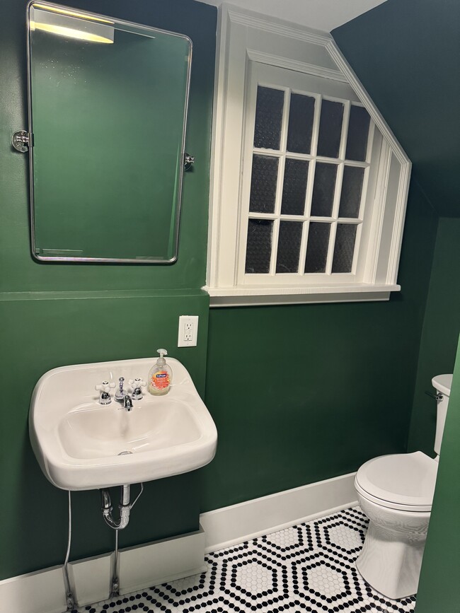 Medio baño al lado del vestíbulo delantero. - 1049 Franklin Ave