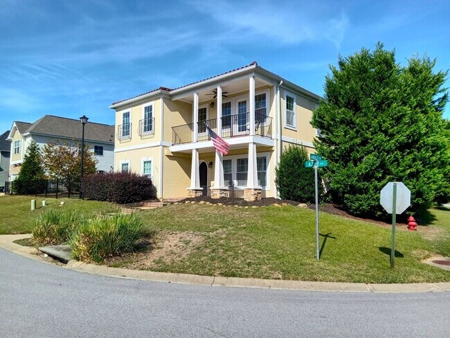 Building Photo - Deeded Boat Slip Comes with Home in Gated ...