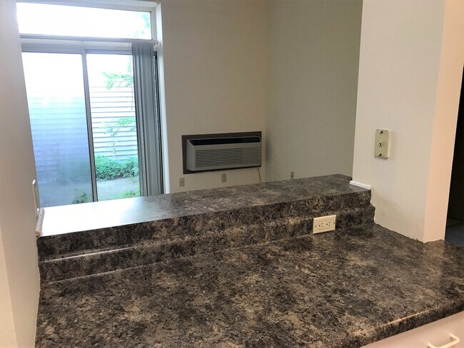 Planta abierta, mostrador para comer - 2605 University Ave