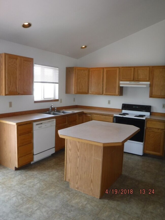 Foto del edificio - 3 Bedroom Home- Close to Parks and Schools!!- Dog Negotiable!!