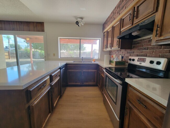 Building Photo - 4+ Bedroom, North Phoenix