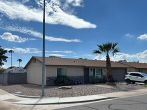 Building Photo - 801 W El Alba Way
