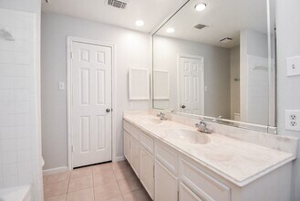 Building Photo - 14418 Royal Hill Dr